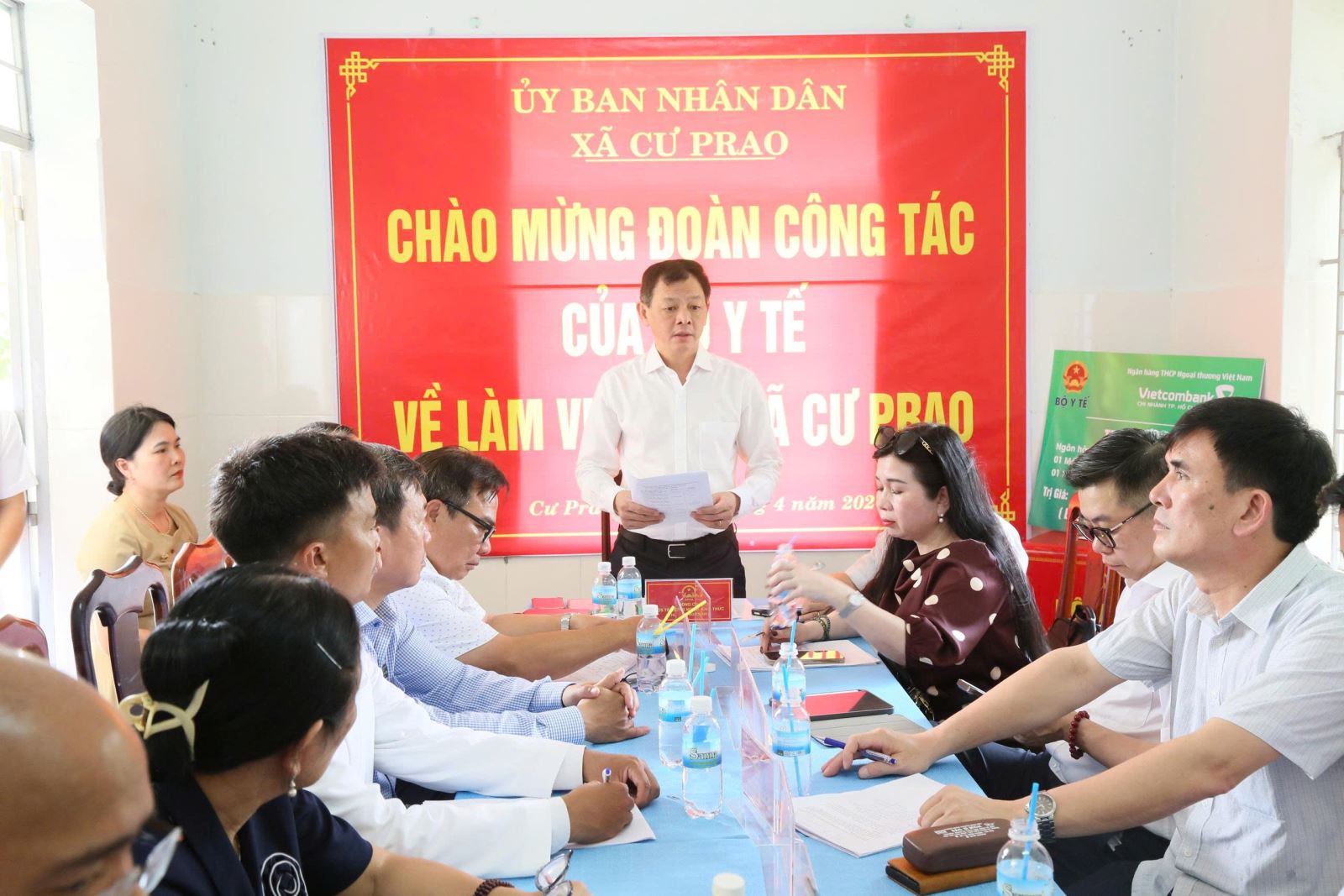 Thứ trưởng Bộ Y tế Nguyễn Tri Thức làm việc với Trạm Y tế xã Cư Prao