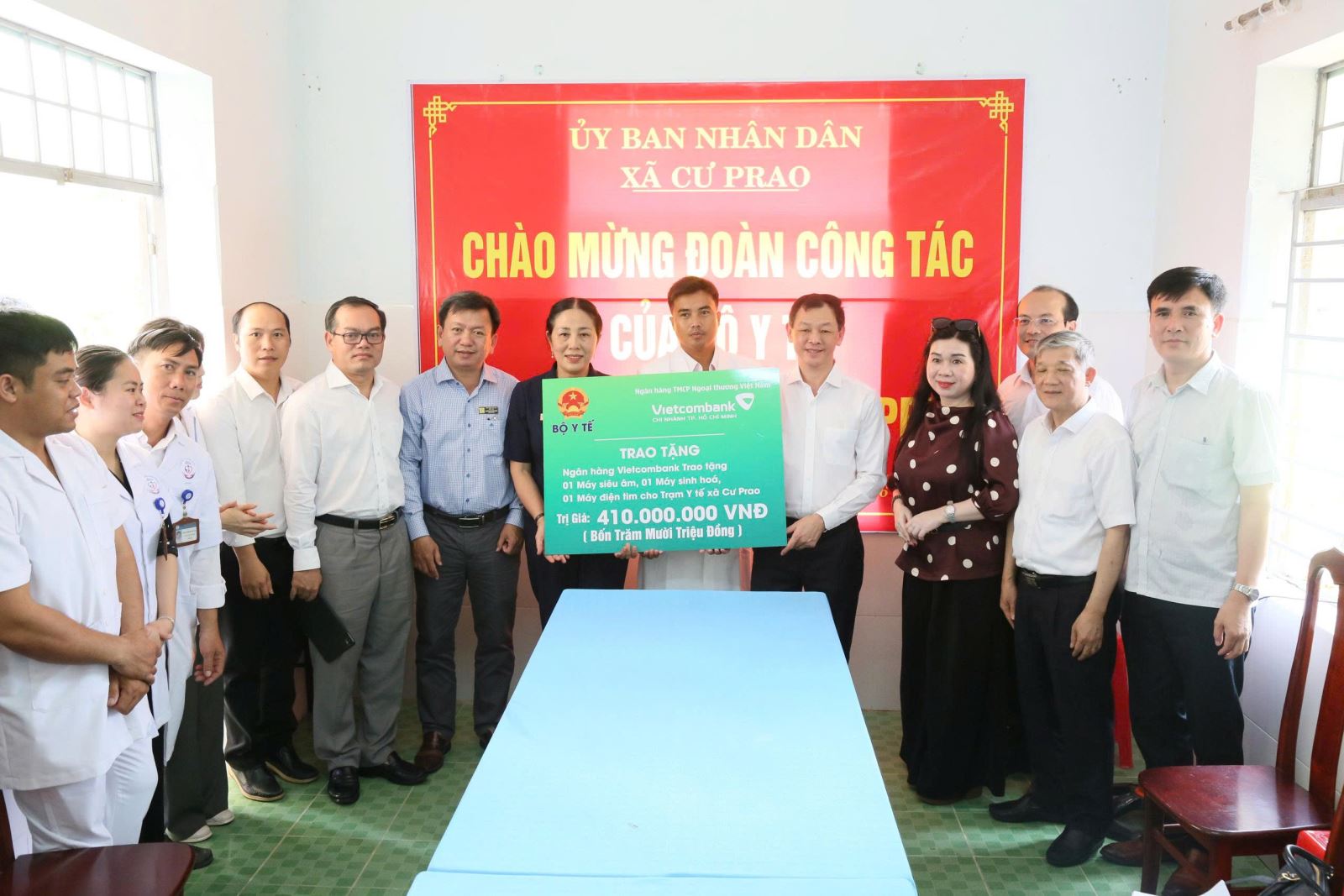 Đoàn công tác của Bộ Y tế tặng quà cho Trạm Y tế xã Cư Prao.