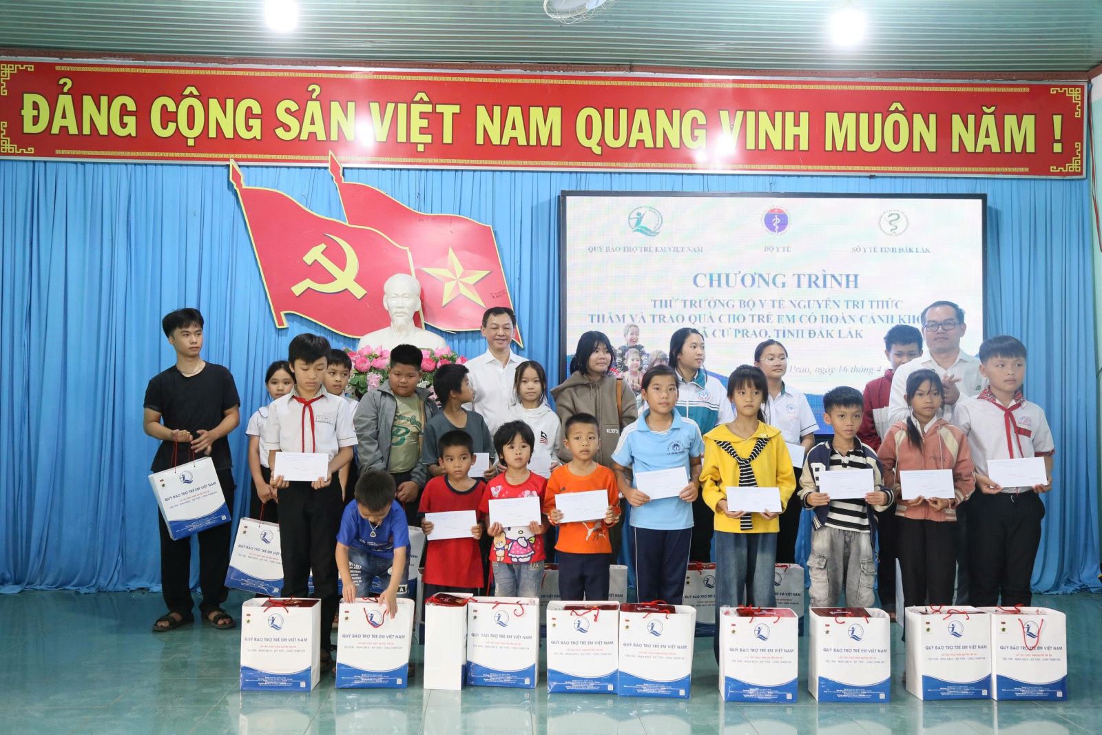 Đoàn công tác cũng dành tặng 100 suất quà cho trẻ có hoàn cảnh khó khăn trên địa bàn xã.