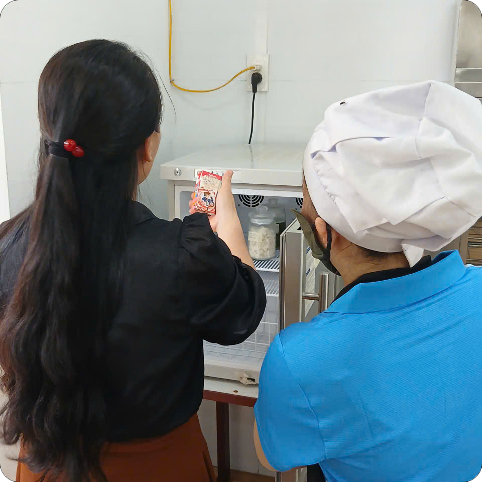 Đoàn công tác kiểm tra các điều kiện về an toàn thực phẩm đối với bếp ăn tập thể tại trường.