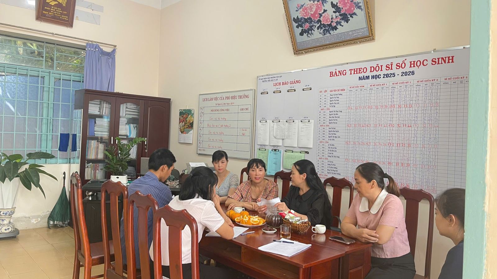 Đoàn công tác Trạm Y tế phường Tân Lập làm việc tại trường tiểu học Y Jút.