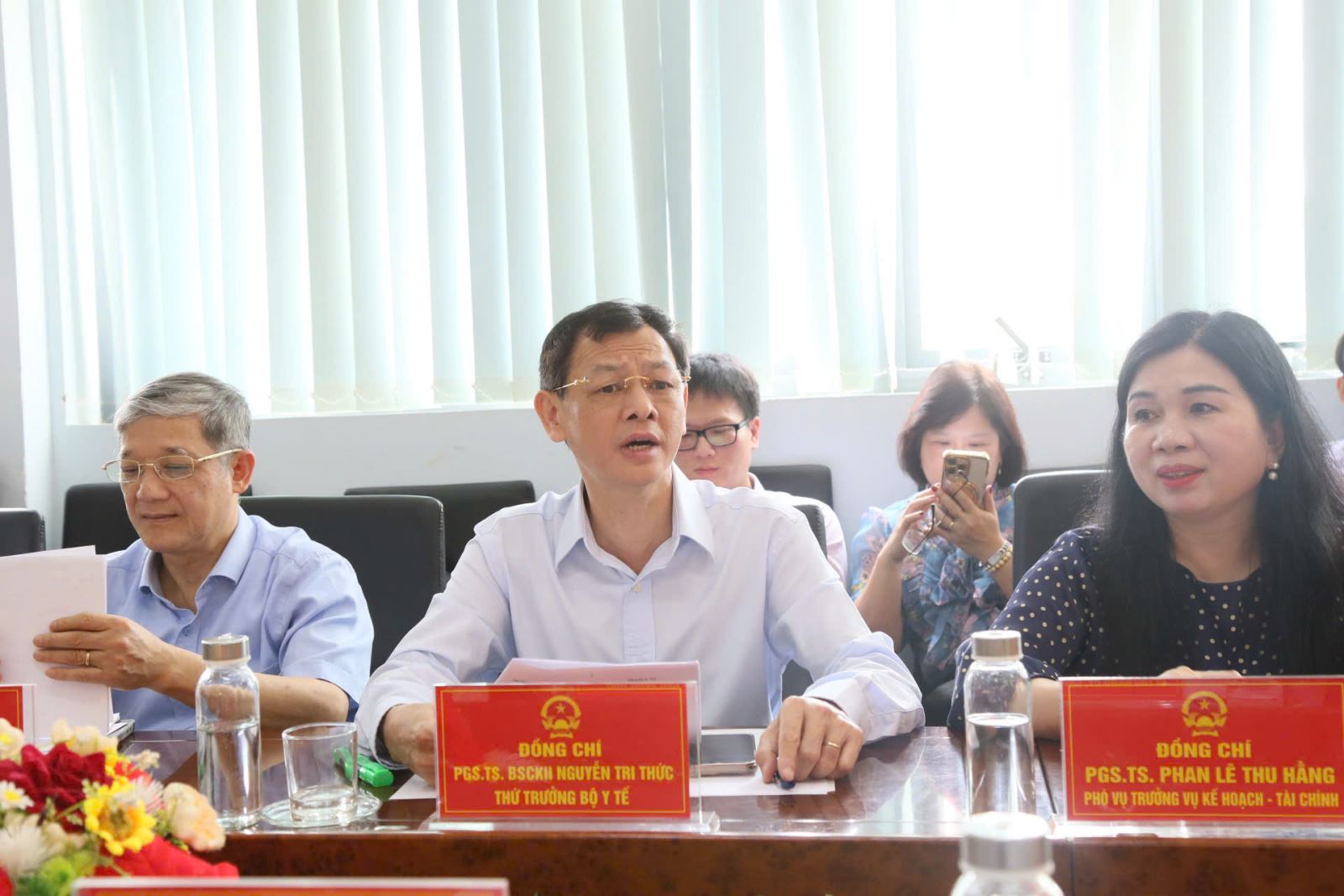 Thứ trưởng Bộ Y tế Nguyễn Tri Thức chia sẻ trước các khó khăn Trạm Y tế Ea Phê đang gặp phải