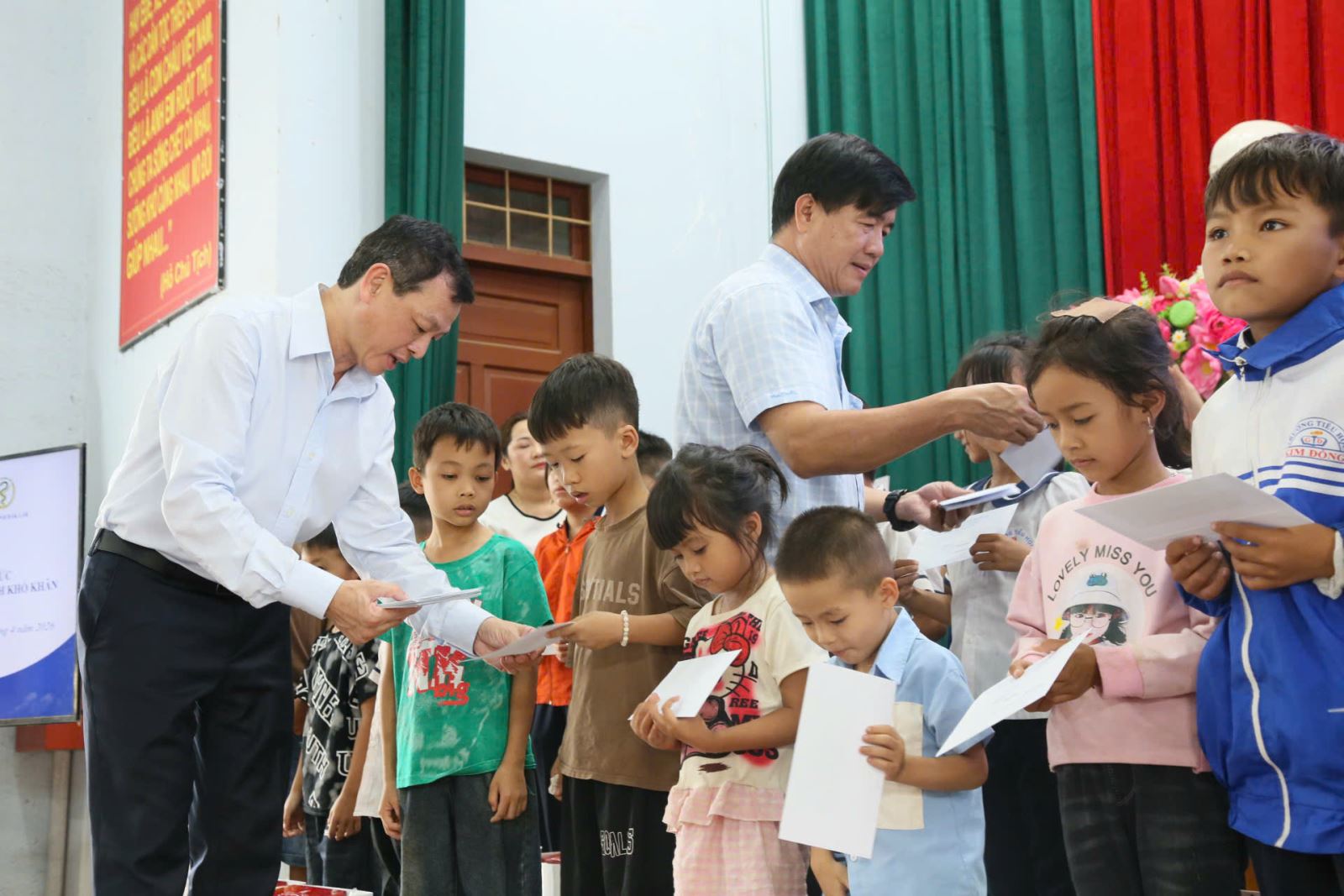 Thứ trưởng Bộ Y tế và Phó Chủ tịch UBND tỉnh Đắk Lắk trao quà cho các trẻ có hoàn cảnh khó khăn tại xã Ea Phê.