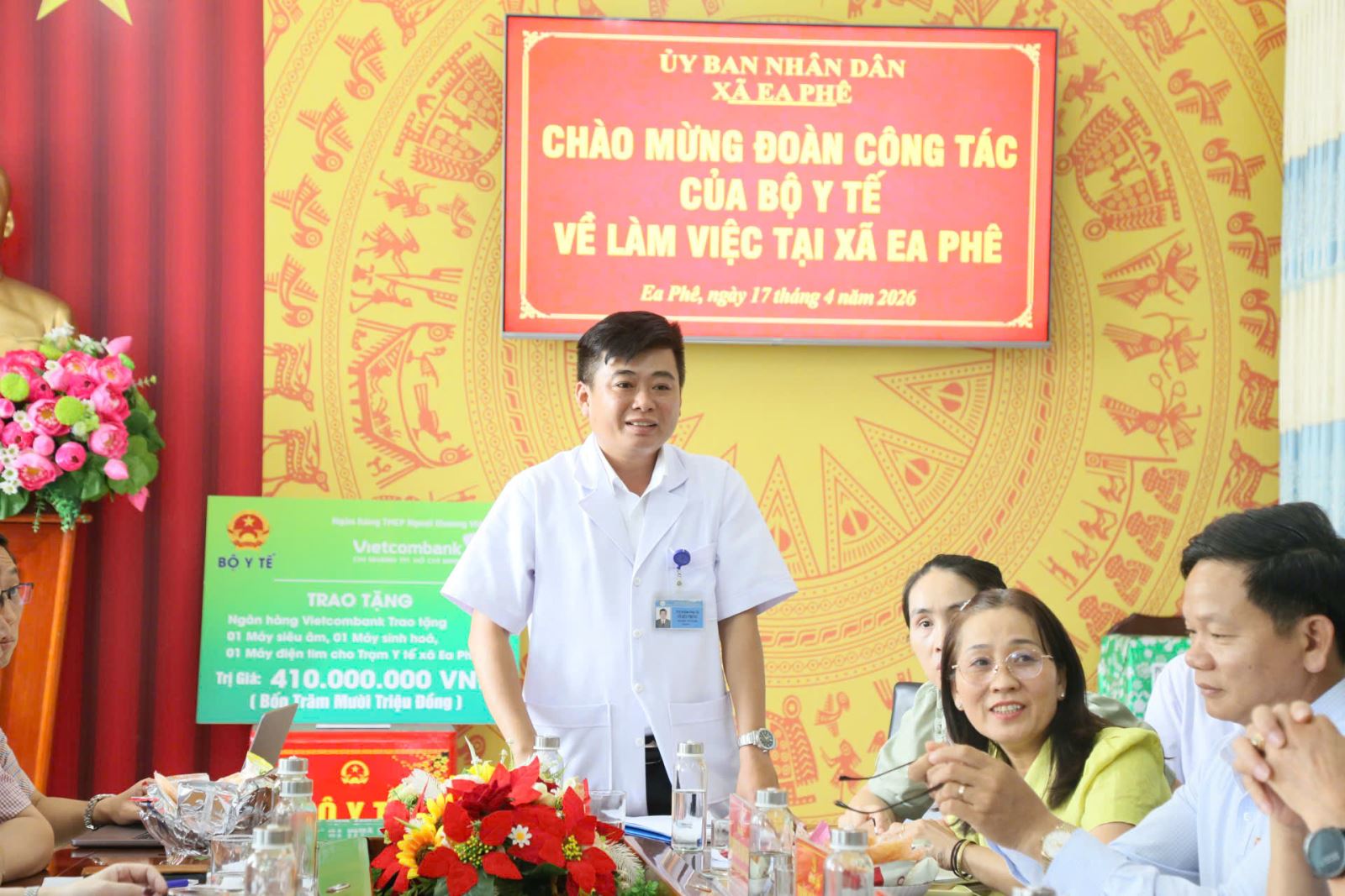 Giám đốc Trạm Y tế Ea Phê báo cáo các hoạt động của Trạm cho đoàn công tác.