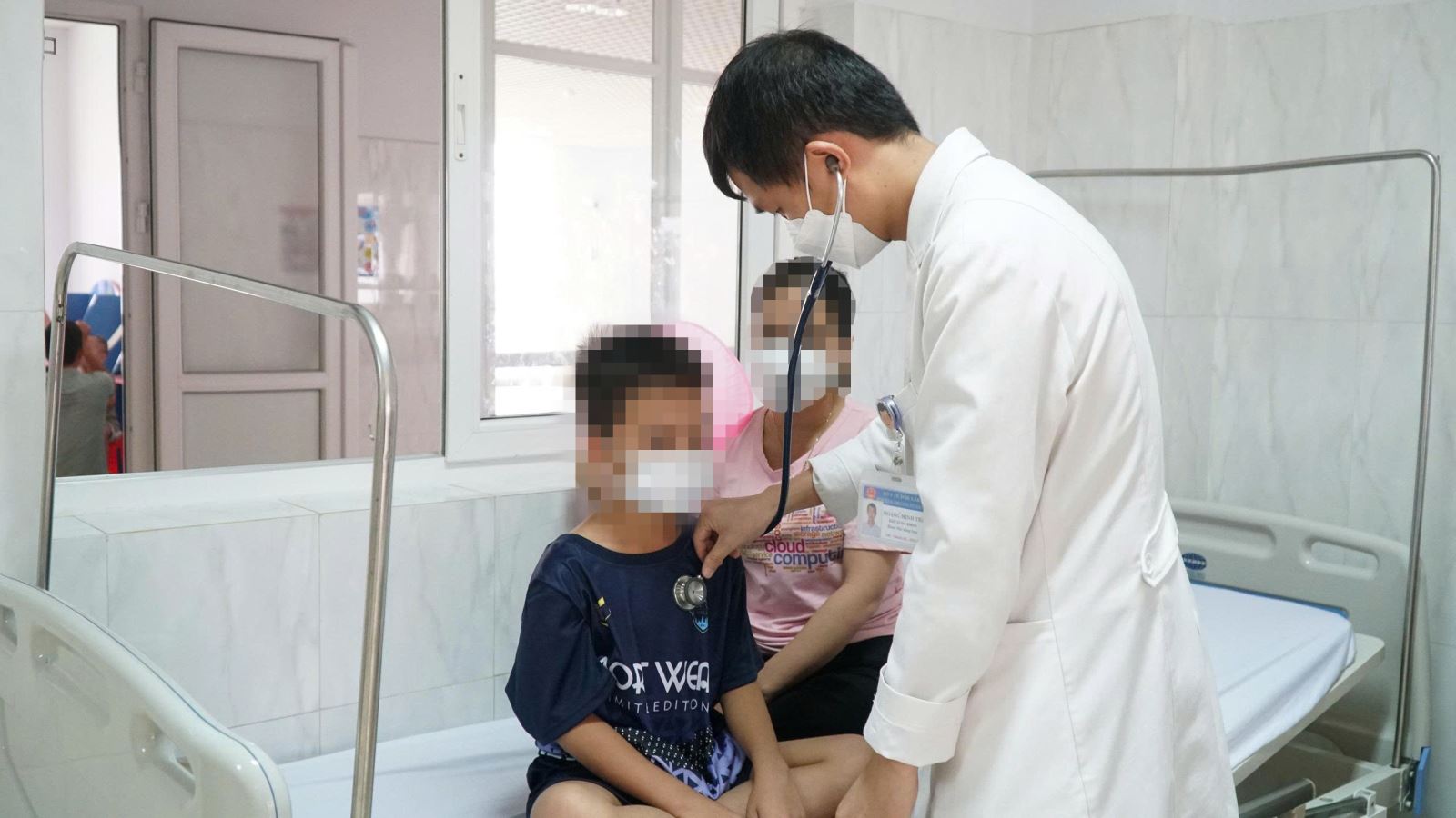 Nên cho trẻ tới cơ sở y tế để được khám, chẩn đoán, điều trị kịp thời khi phát hiện trẻ có các biểu hiện bất thường.