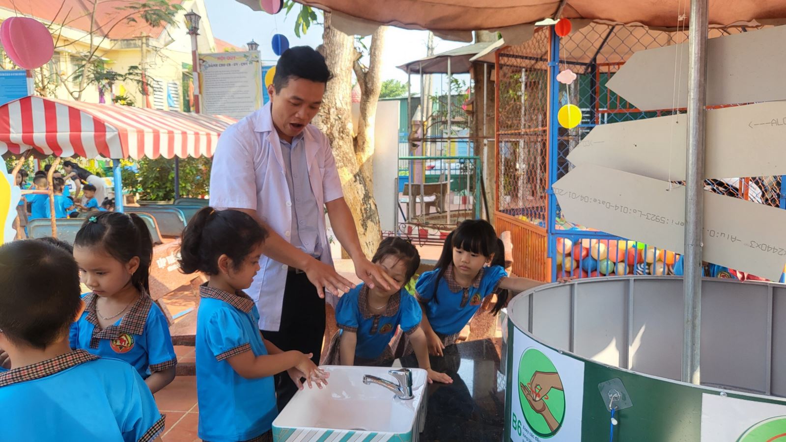 Việc hướng dẫn trẻ thường xuyên rửa tay đúng cách, nhất là tại các trường học là biện pháp cần thiết để giúp trẻ phòng bệnh.