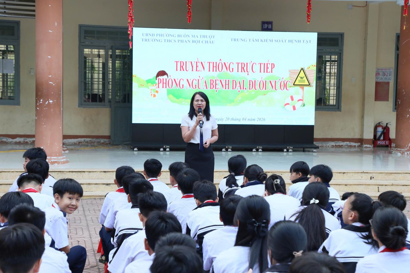 Học sinh trường THCS Phan Bội Châu (phường Buôn Ma Thuột) được cán bộ Trung tâm Kiểm soát bệnh tật tỉnh Đắk Lắk tuyên truyền về phòng chống tai nạn đuối nước.