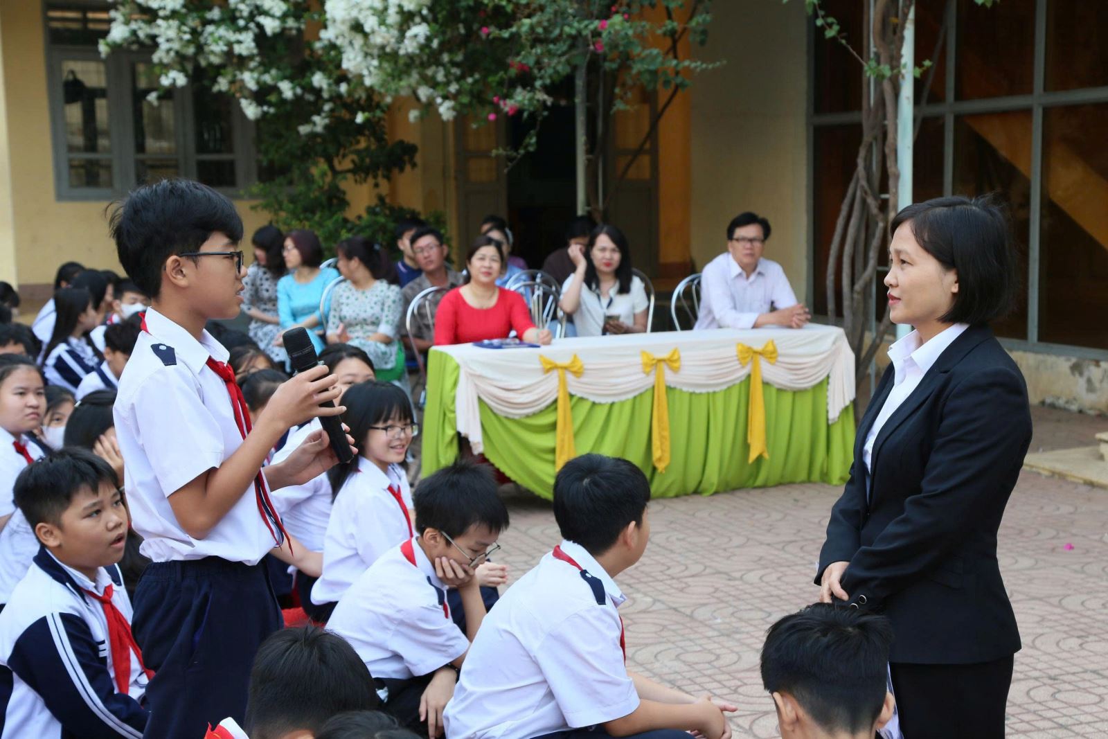 Các em học sinh sôi nổi tham gia trả lời các câu hỏi xử lý tình huống.