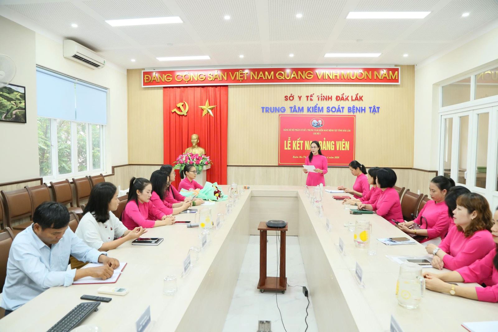 Bà Nguyễn Thị Ngọc Lan- UVBCH Đảng bộ bộ phận (cơ sở 1) Trung tâm Kiểm soát bệnh tật, Bí thư Chi bộ 1 phát biểu giao nhiệm vụ cho đảng viên mới.