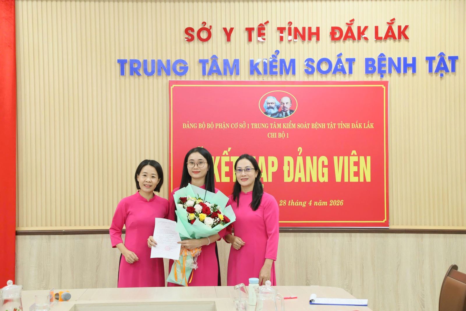 Cấp ủy chi bộ 1 trao tặng hoa chúc mừng đảng viên mới.