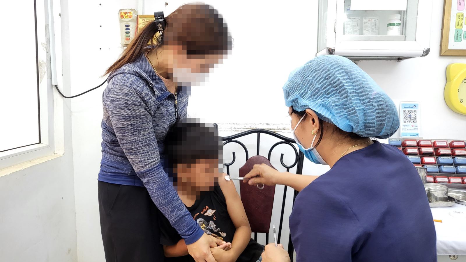Cần đưa trẻ đi tiêm chủng ngay sau khi bị chó cắn, mèo cào.