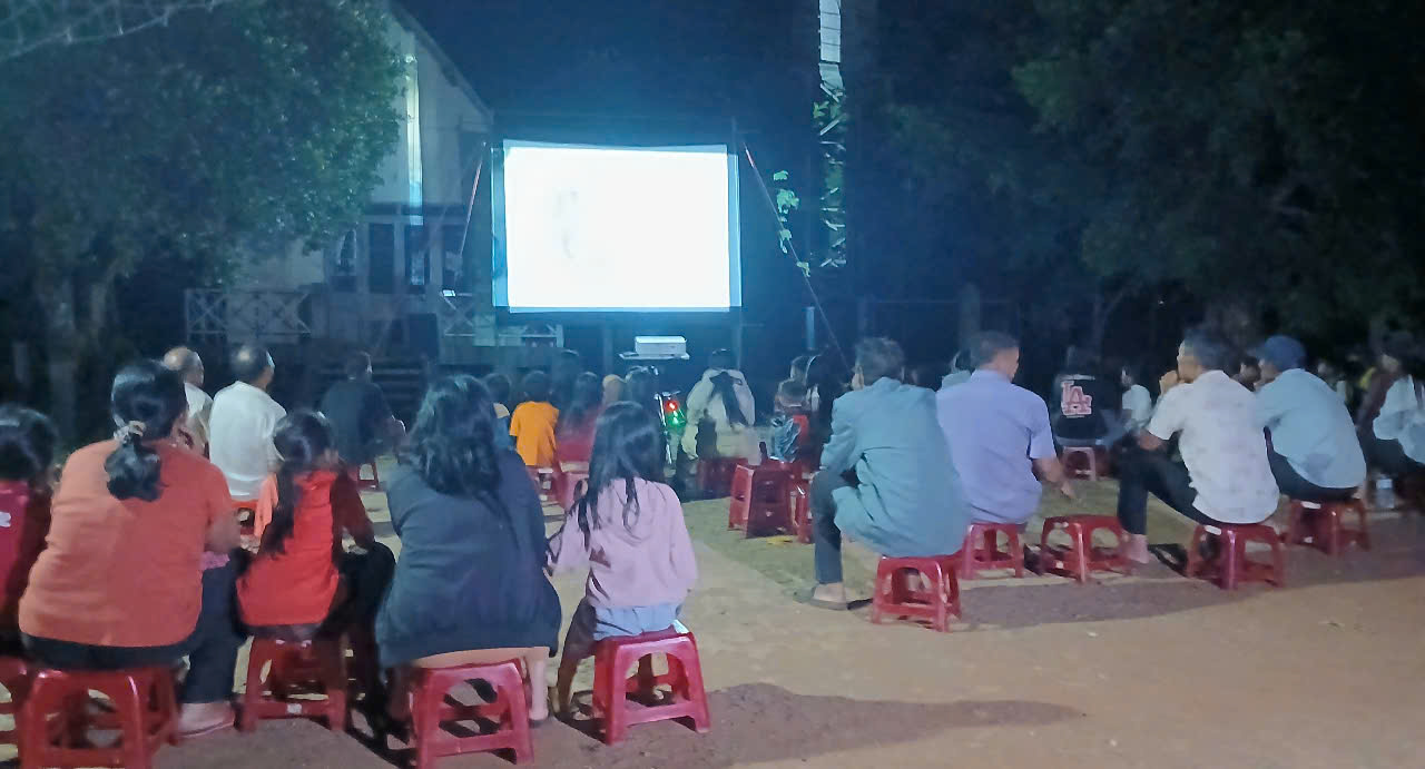Mô hình đội chiếu phim lưu động không chỉ đem ánh sáng văn hóa về cơ sở mà còn là cánh tay nối dài của ngành y tế trong công tác truyền thông, lan tỏa thông điệp sống khỏe, sống an toàn đến từng người dân.