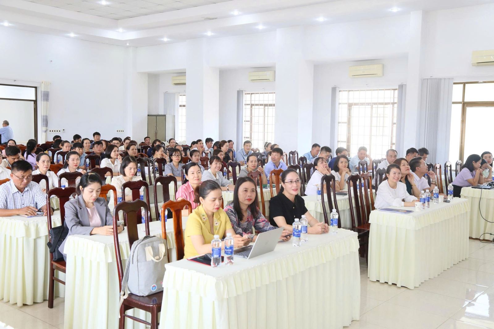 Toàn cảnh Hội nghị.