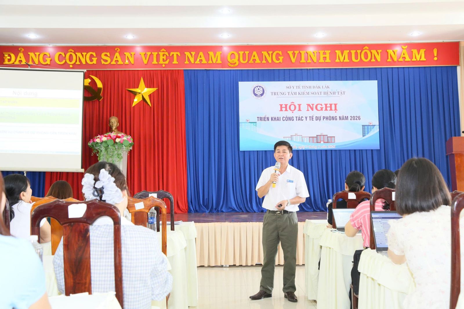 ThS.BS.CKII Lê Phúc, Phó Giám đốc Trung tâm Kiểm soát bệnh tật tỉnh Đắk Lắk trình bày nội dung về hoạt động lĩnh vực y tế dự phòng tại trạm y tế xã, phường.