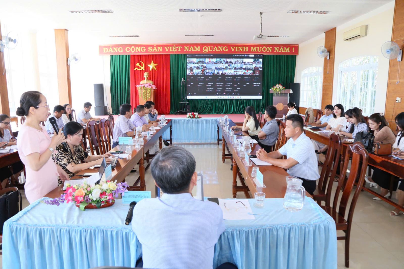 Các đại biểu thảo luận tại Hội nghị.