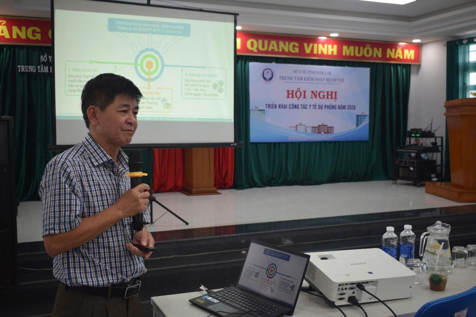 Bs.CKII Lê Phúc, Phó Giám đốc Trung tâm Kiểm soát bệnh tật tỉnh Đắk Lắk báo cáo tại hội nghị.