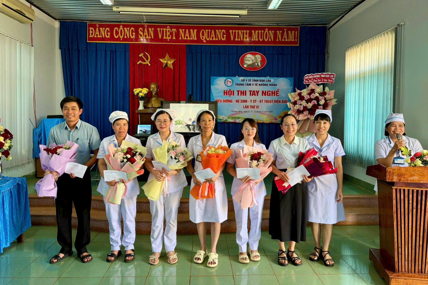 Ban tổ chức trao giải cho các thí sinh đạt thành tích cao.