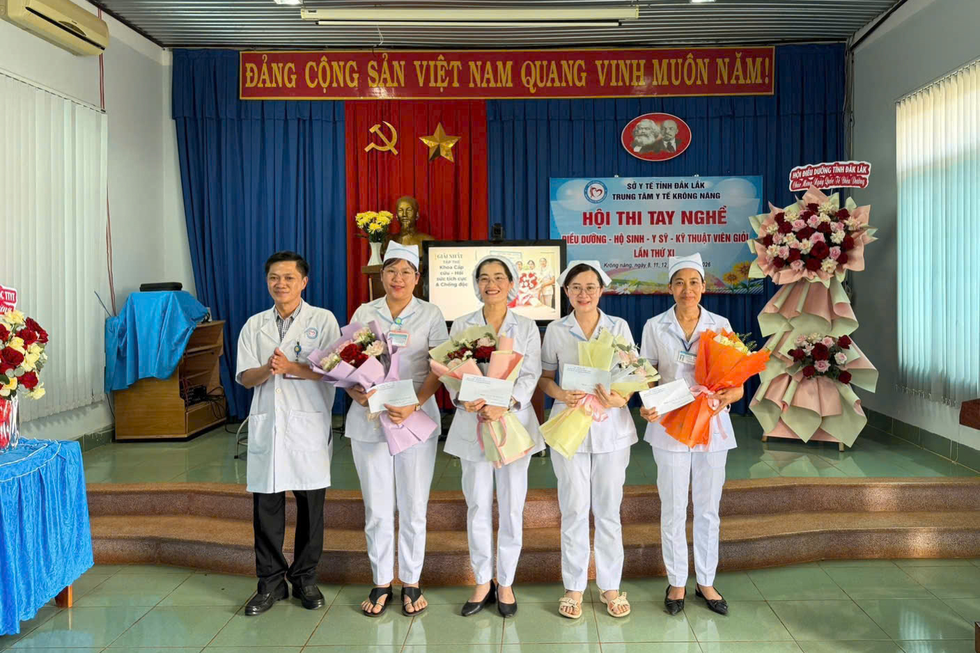 Bao tổ chức trao giải Nhất, Nhì, Ba cho các tập thể.
