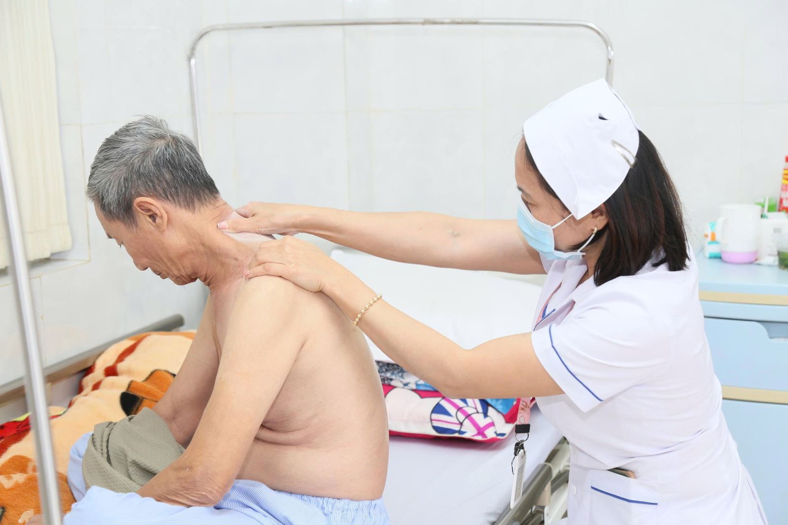 Điều dưỡng Khoa Y học cổ truyền - Bệnh viện đa khoa vùng Tây nguyên chăm sóc cho người cao tuổi điều trị tại bệnh viện.