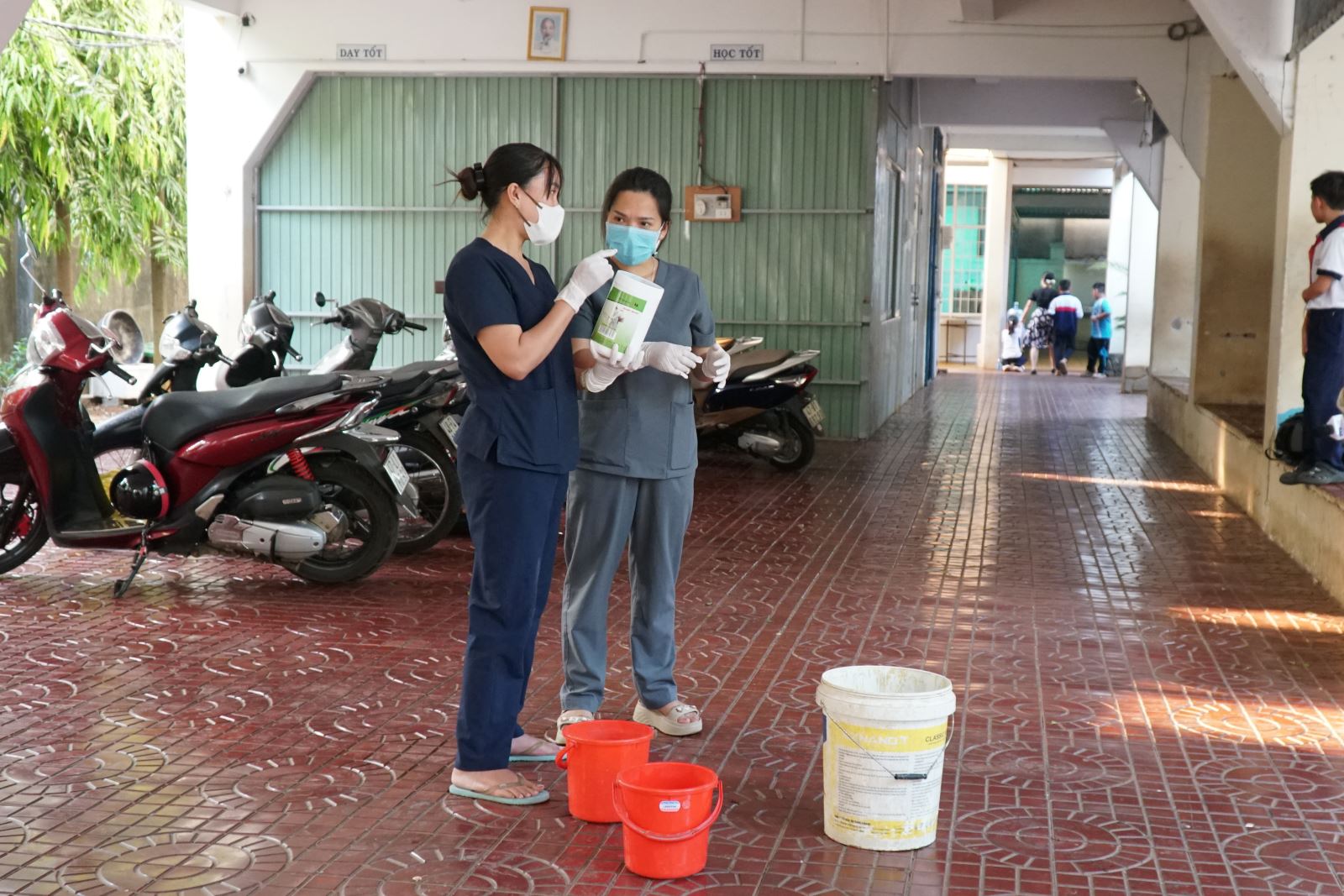 Cán bộ y tế hướng dẫn trường học khử khuẩn ngay khi phát hiện các trường hợp học sinh mắc bệnh quai bị.