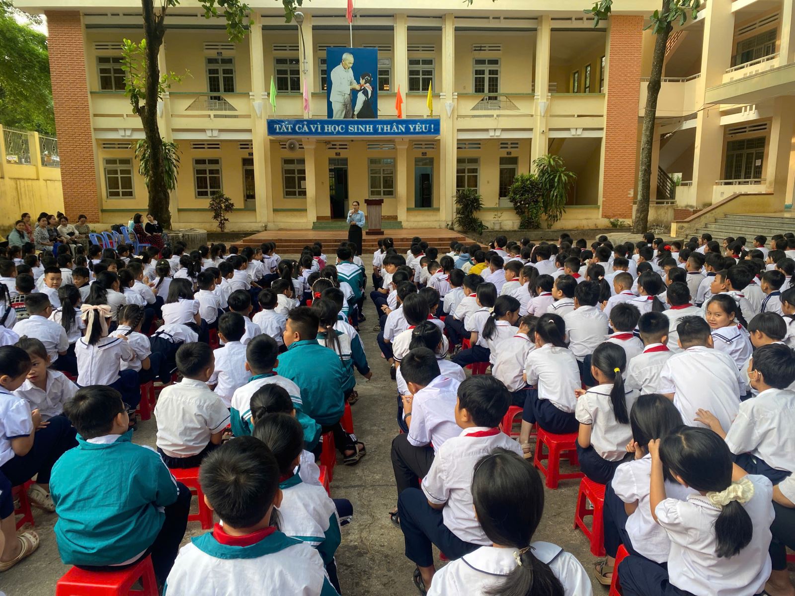 Cán bộ Trung tâm Kiểm soát bệnh tật truyền thông về bệnh truyền nhiễm tại trường học.