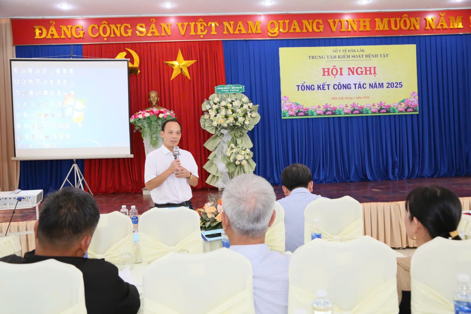 Ông Lê Văn Tuấn –Phó Viện trưởng Viện Vệ sinh Dịch tễ Tây Nguyên phát biểu tại Hội nghị.