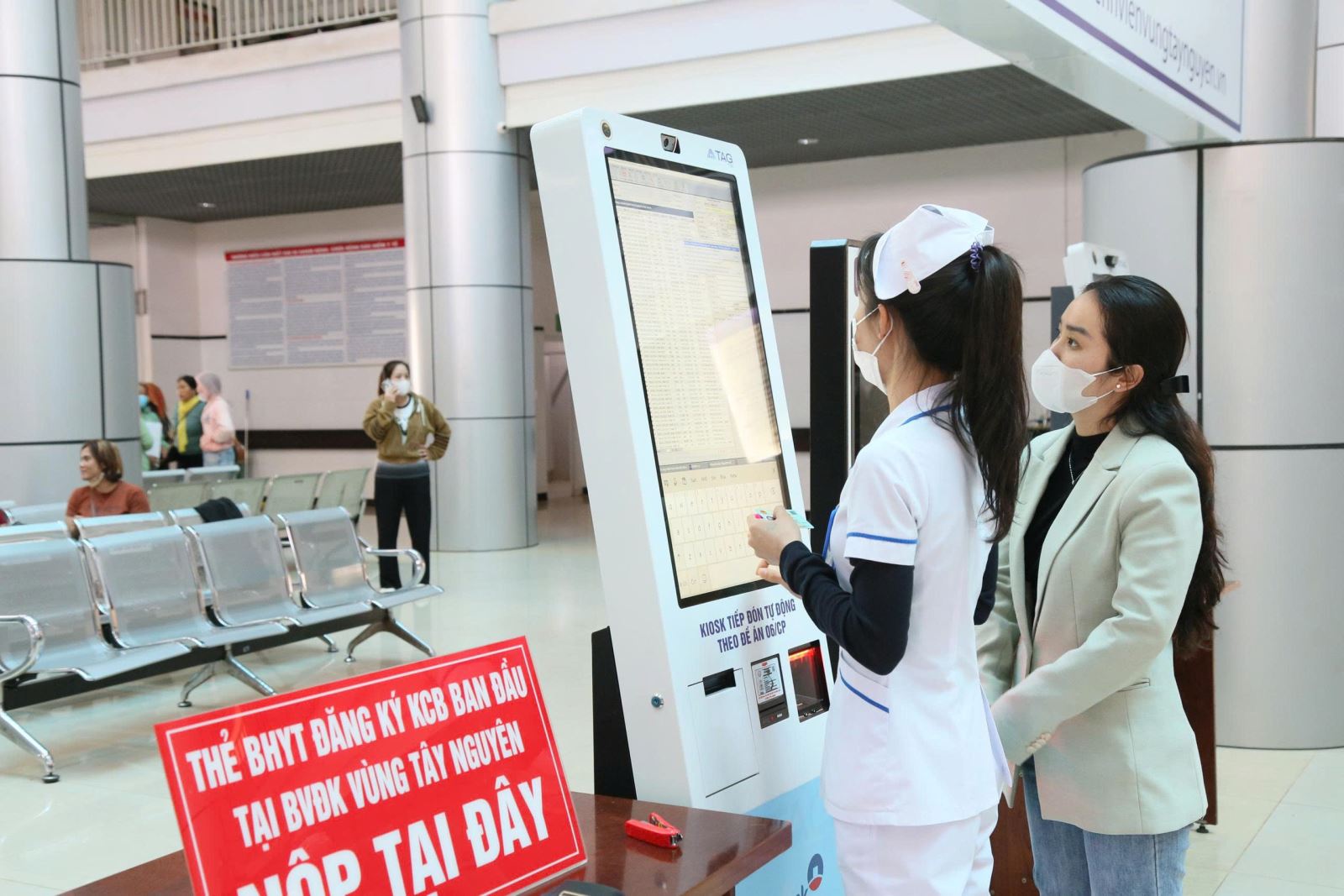 Các sơ sở y tế sử dụng căn cước công dân gắn chip và ứng dụng VNeID để tra cứu thông tin thẻ BHYT, góp phần đơn giản hóa thủ tục hành chính, mang lại hiệu quả tích cực trong quản lý điều trị, lưu trữ dữ liệu và thanh toán viện phí trực tuyến.