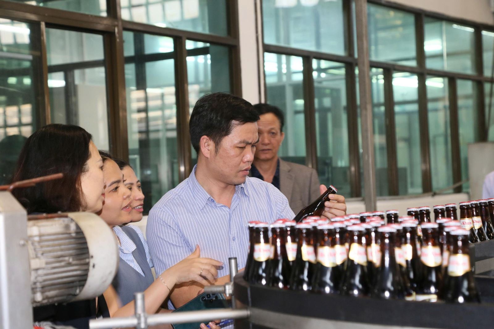 Đoàn kiểm tra liên ngành ATVSTP Trung ương kiểm tra thực tế tại dây chuyền sản xuất bia của Nhà máy Bia Sài Gòn trên địa bàn phường Tân An, tỉnh Đắk Lắk.