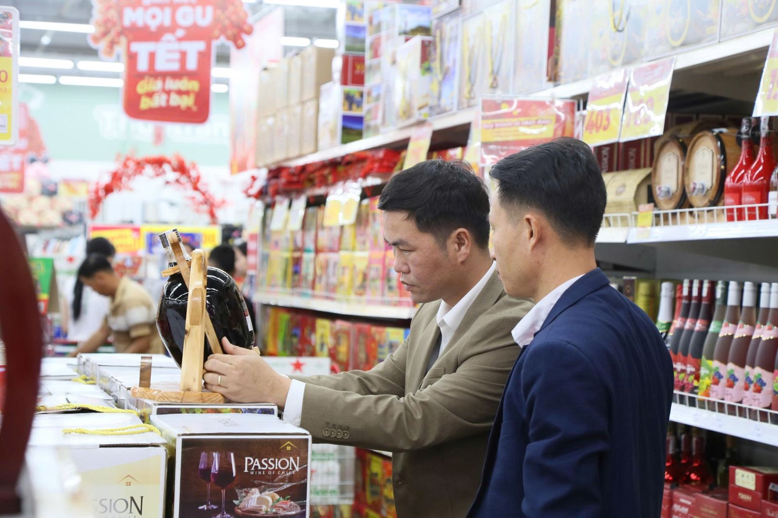 Đoàn kiểm tra liên ngành kiểm tra rượu nhập khẩu tại siêu thị Go trên địa bàn phường Thành Nhất.