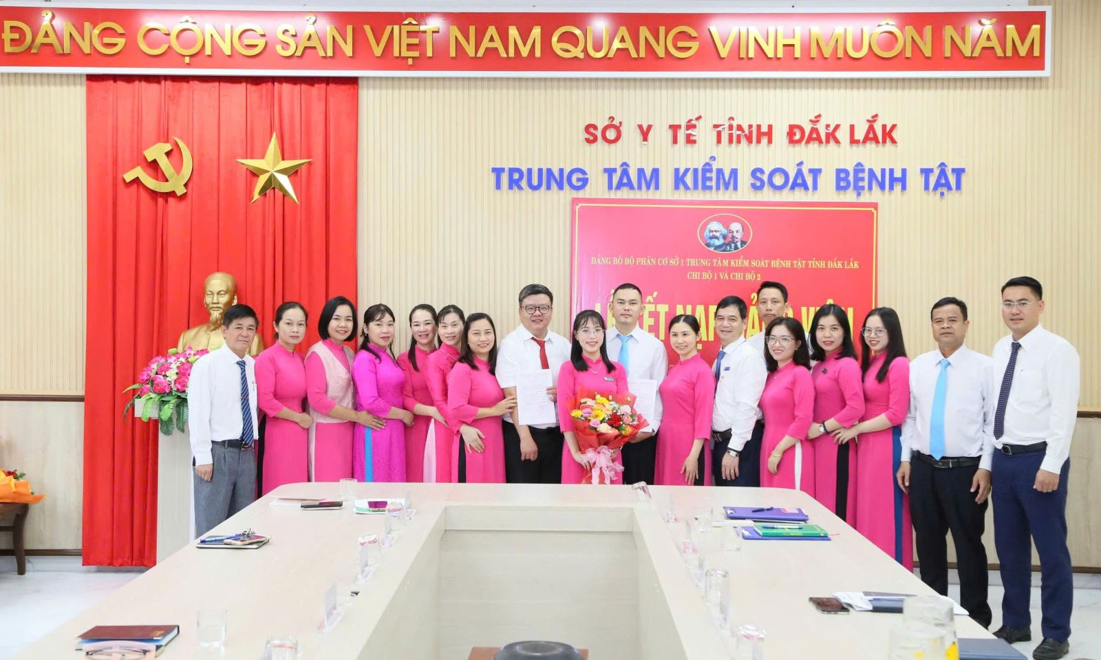 Lễ kết nạp đảng viên mới diễn ra trang trọng tại Đảng bộ Bộ phận Trung tâm Kiểm soát bệnh tật tỉnh Đắk Lắk (cơ sở 1).