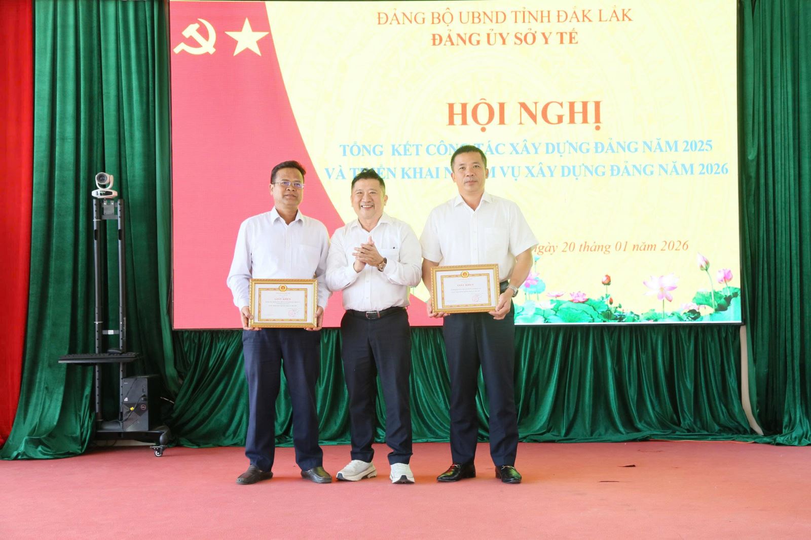 Đảng ủy Sở Y tế trao giấy khen cho 2 tập thể đã có thành tích xuất sắc trong công tác xây dựng Đảng năm 2025.