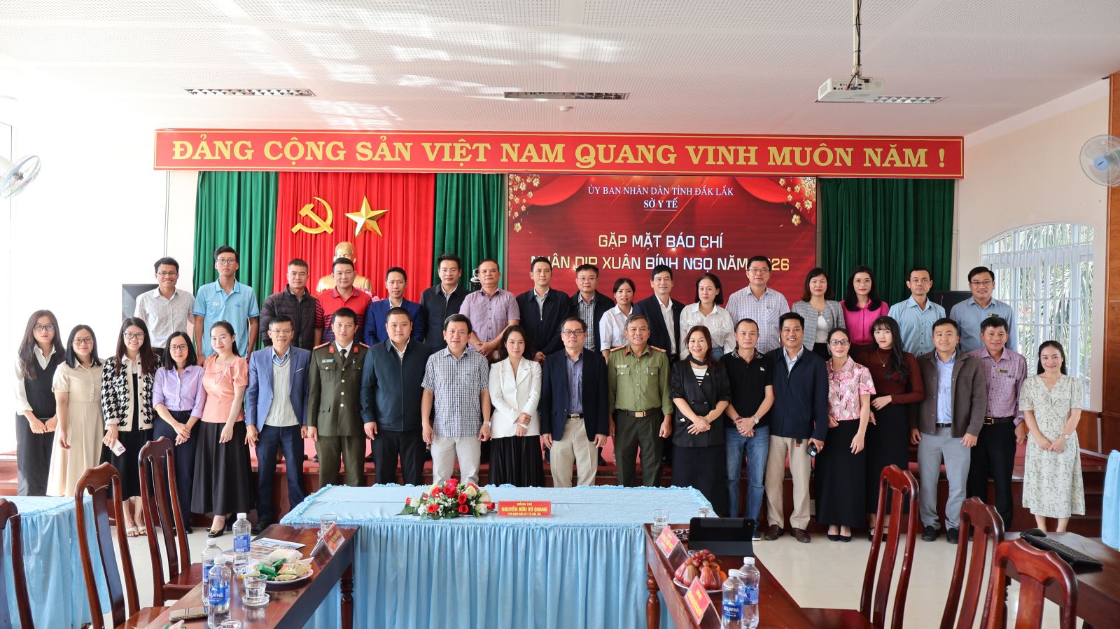 Sở Y tế Đắk Lắk chụp hình lưu niệm cùng đại diện các cơ quan báo chí tham dự buổi gặp mặt.