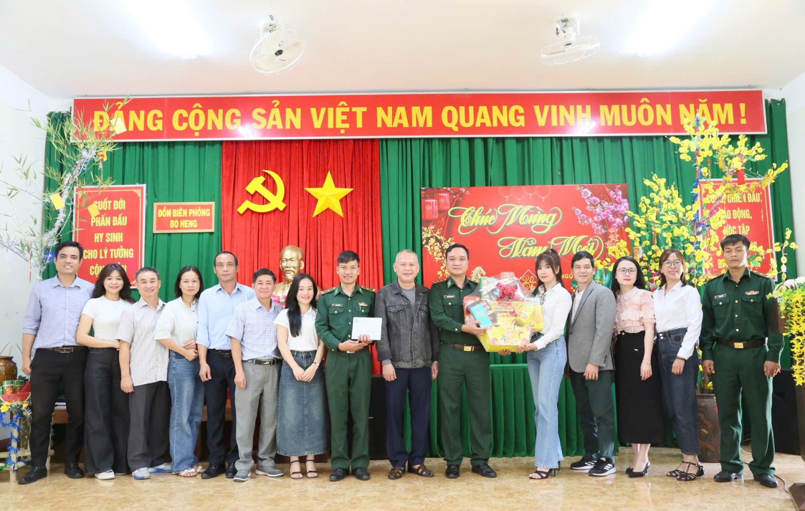 đoàn công tác ngành Y tế tỉnh Đắk Lắk trao tặng những phần quà Tết ý nghĩa cho Đồn Biên phòng Bo Heng 747.