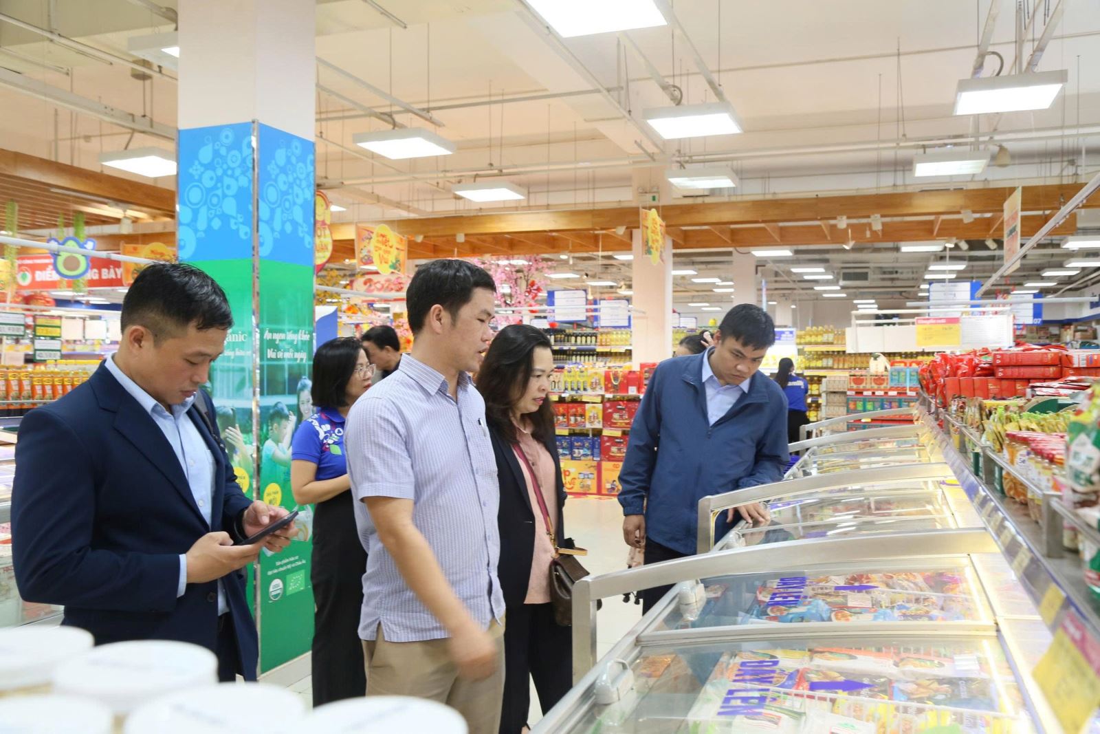 Ông Trần Quang Hưng – Phó Trưởng phòng An toàn thực phẩm, Sở Y tế kiểm tra công tác an toàn thực phẩm trên địa bàn tỉnh.