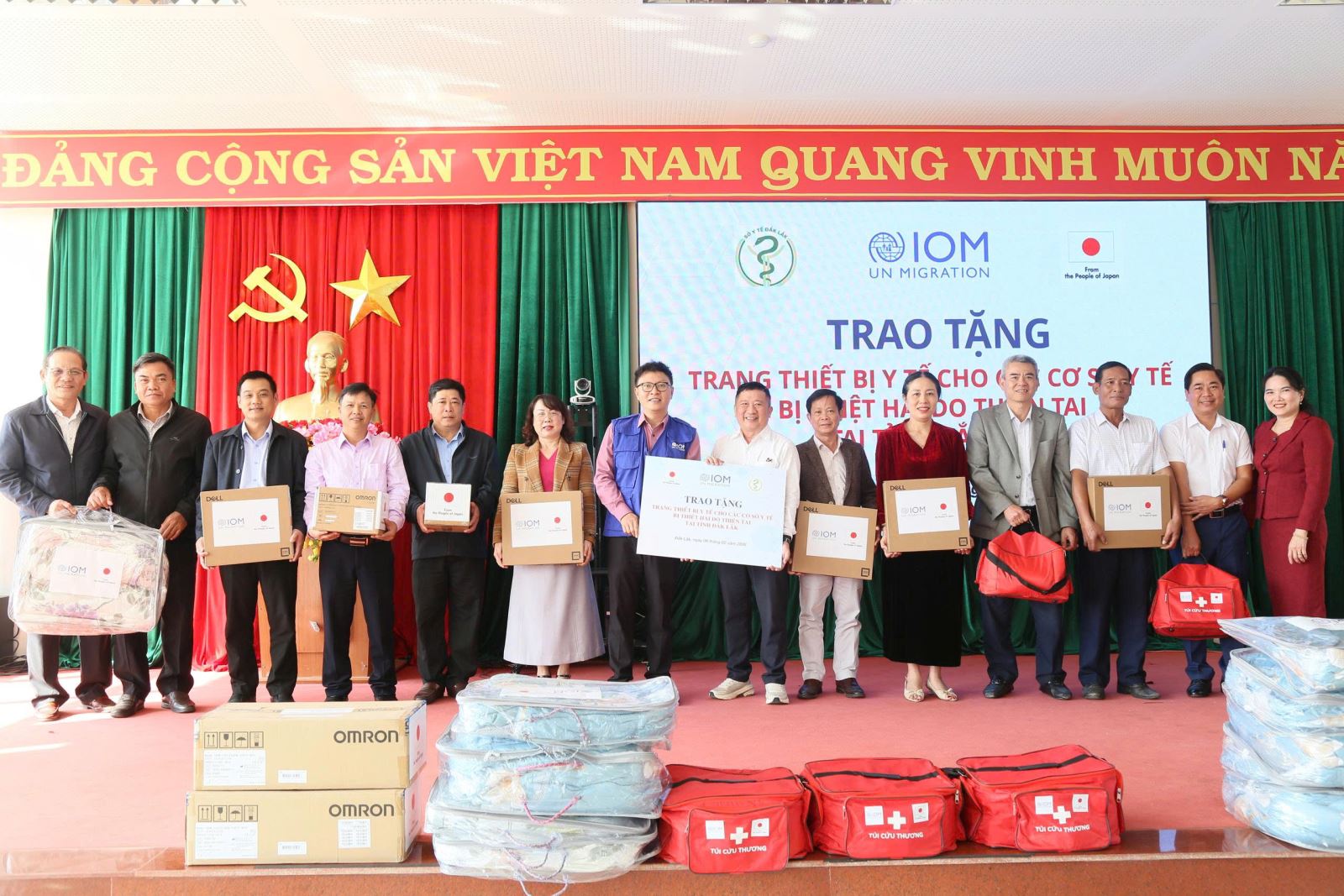 Tổ chức Di cư quốc tế IOM Việt Nam trao biển tượng trưng viện trợ của Chính phủ Nhật Bản dành cho các cơ sở y tế trên địa bàn tỉnh Đắk Lắk.