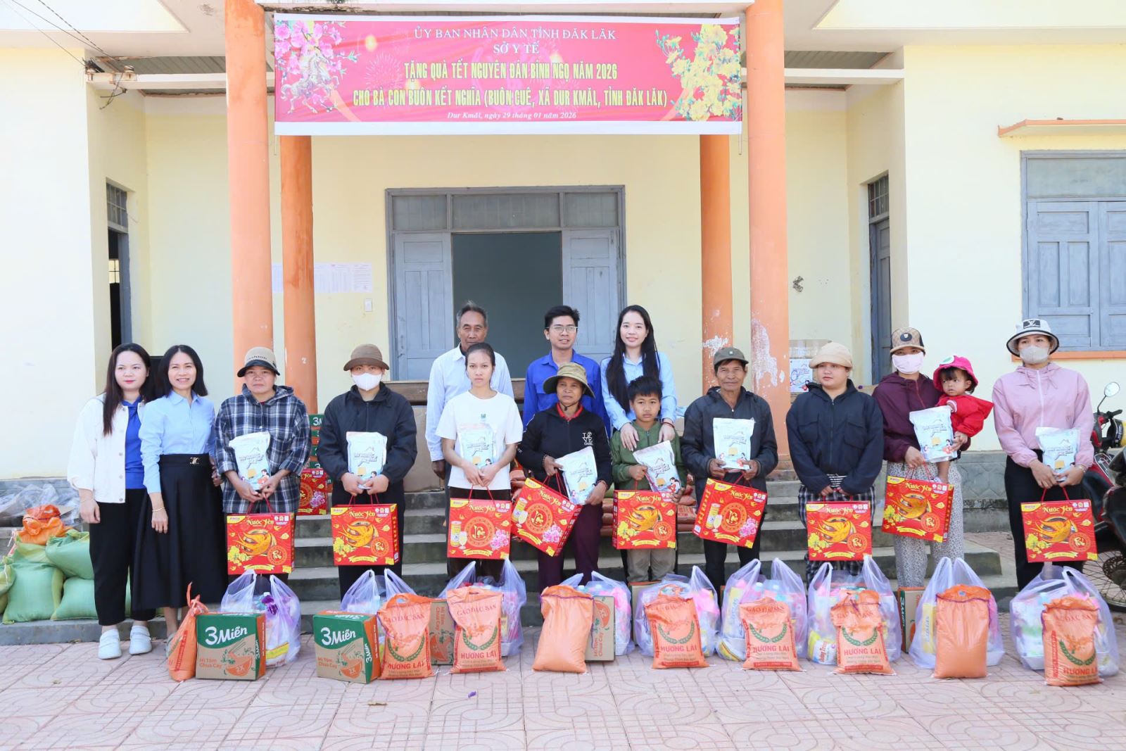 Sở Y tế trao tặng quà cho người nghèo tại đơn vị buôn kết nghĩa, góp phần chia sẻ khó khăn và lan tỏa tinh thần tương thân tương ái.