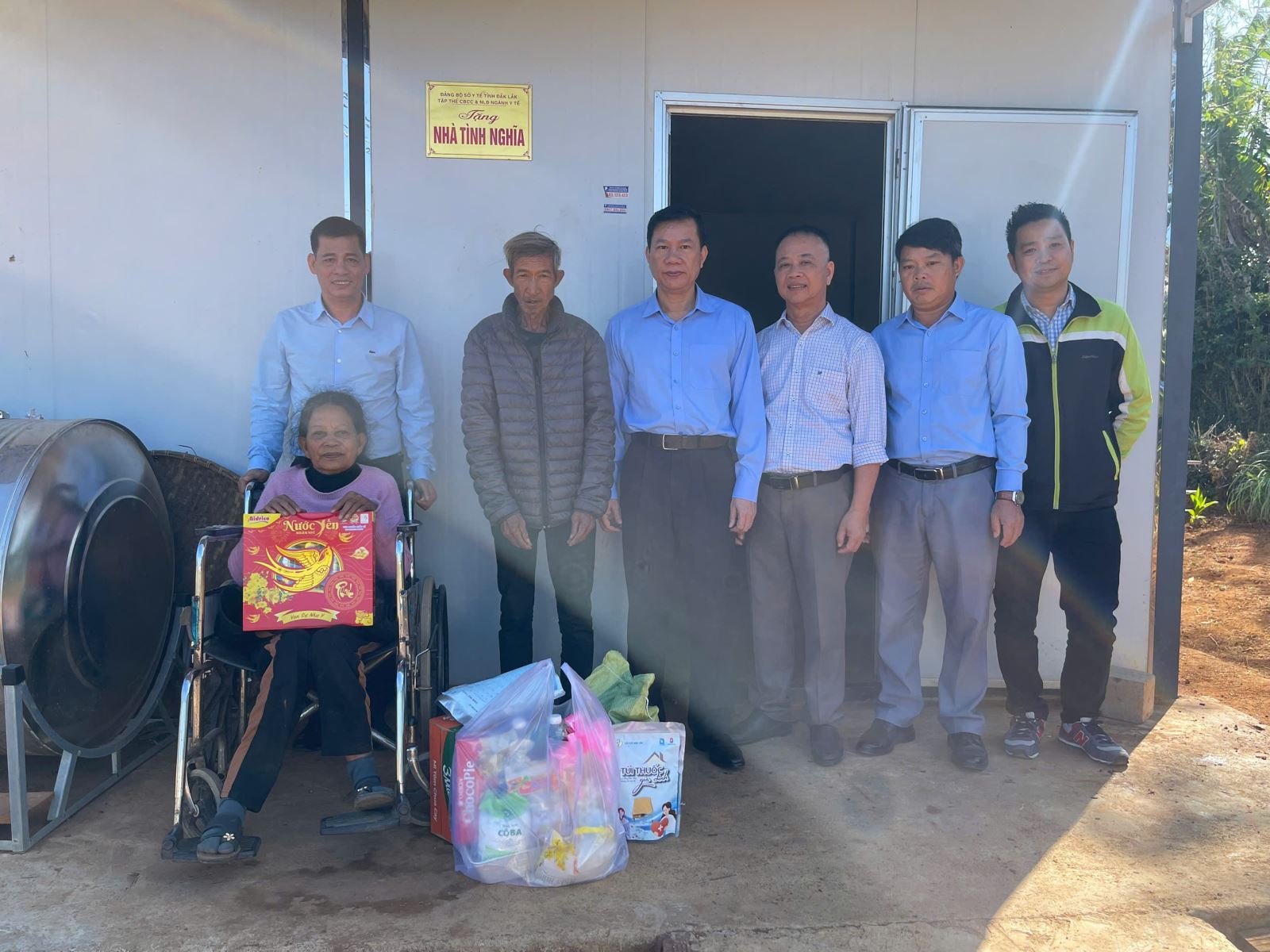 Lãnh đạo Sở Y tế thăm, tặng nhà tình nghĩa cho người dân có hoàn cảnh khó khăn tại buôn Cuê, xã Dur Kmăl.