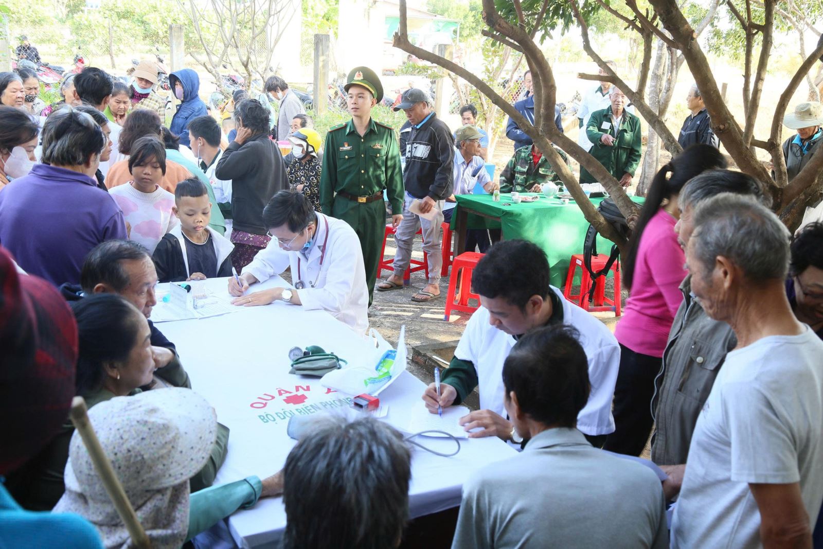 Để đảm bảo sức khỏe cho người dân, hằng năm, Sở Y tế còn phối hợp với các đồn biên phòng kết nghĩa tổ chức khám, chữa bệnh miễn phí cho người dân.