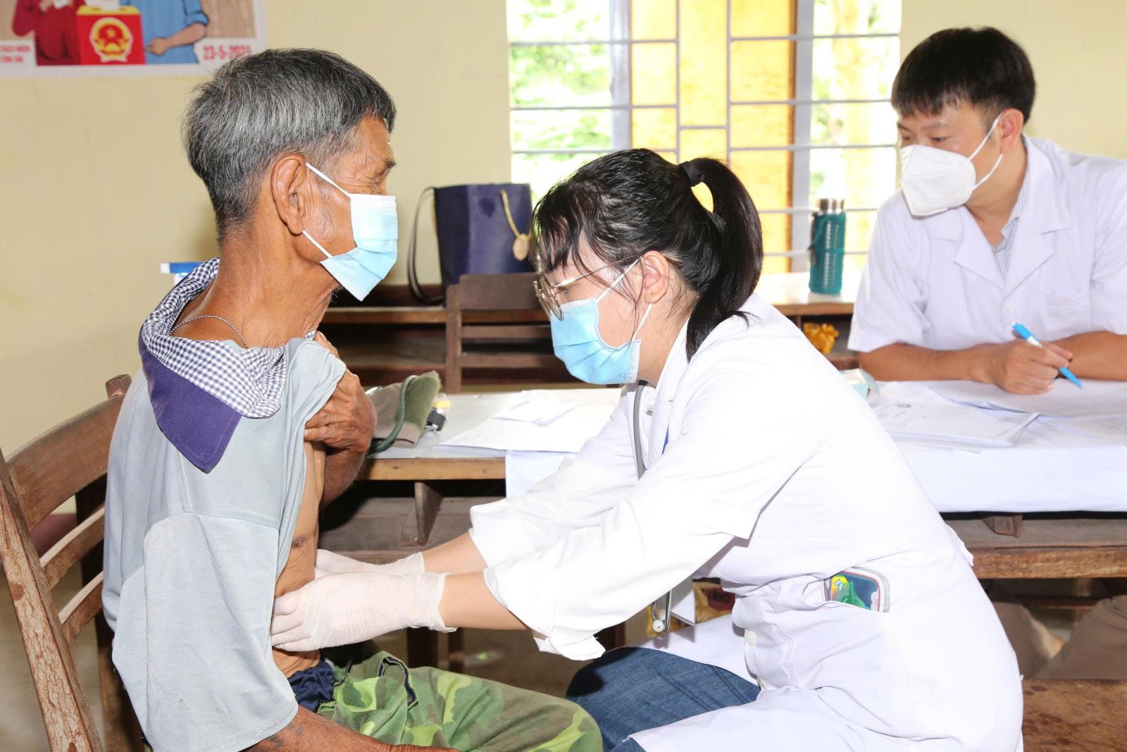 Bên cạnh hoạt động dự phòng, CDC cũng là đơn vị tích cực triển khai các hoạt động khám, chữa bệnh miễn phí, chăm lo sức khỏe cho người dân tại buôn kết nghĩa.