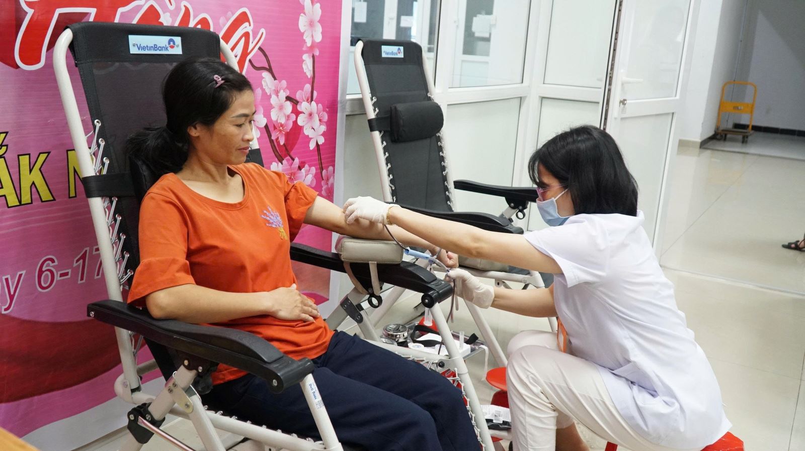 Các cá nhân nhiệt tình tham gia hiến máu tại Bệnh viện Đa khoa vùng Tây Nguyên.