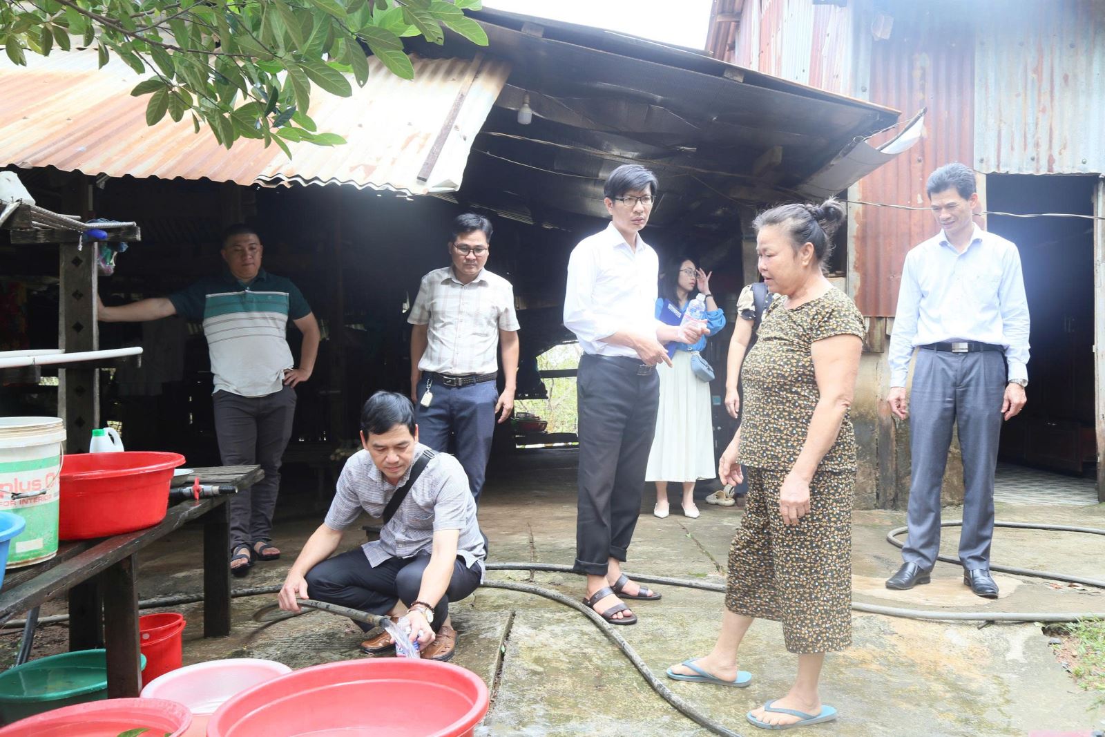 Ông Hoàng Hải Phúc cùng đồng nghiệp không quản ngại hiểm nguy, trực tiếp xuống những vùng sâu, vùng xa, điểm nóng dịch tễ để giám sát, điều tra và khống chế dịch bệnh.