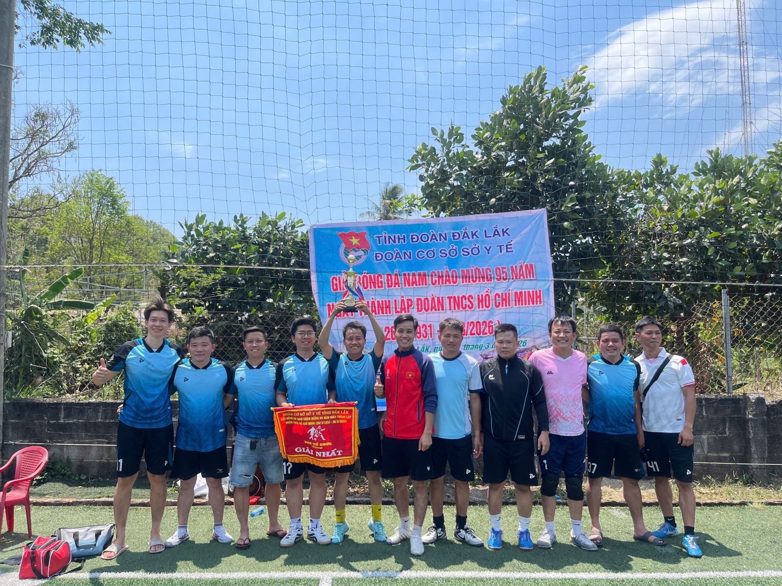 Trao giải cho các đội đoạt giải.