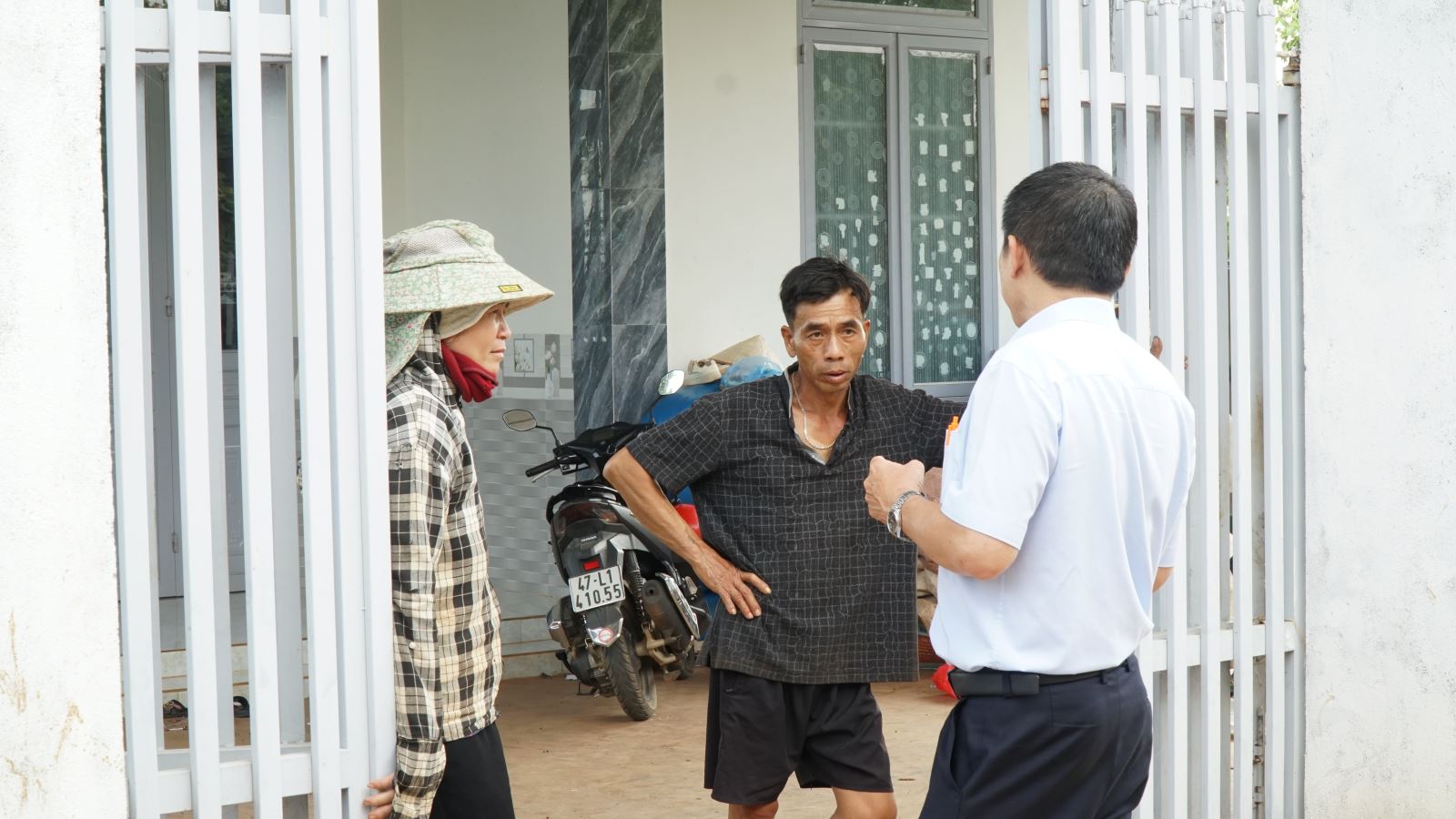 Cán bộ y tế tuyên truyền, nâng cao nhận thức của người dân về phòng chống bệnh dại.