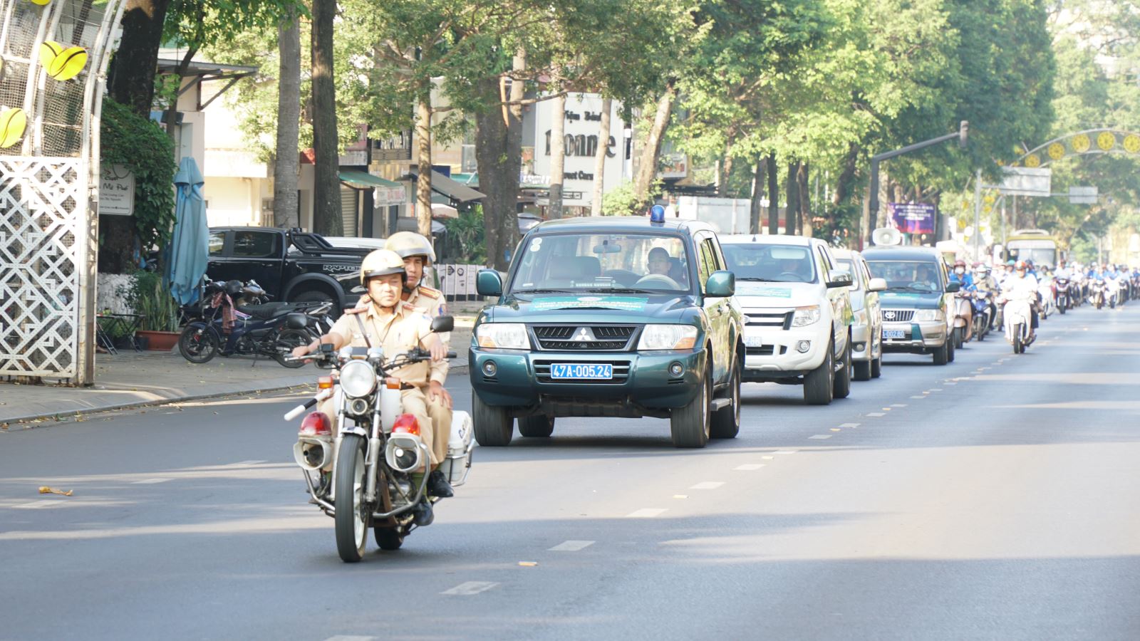 Đoàn đại biểu tham gia diễu hành tại một số tuyến đường trên địa bàn phường BMT.