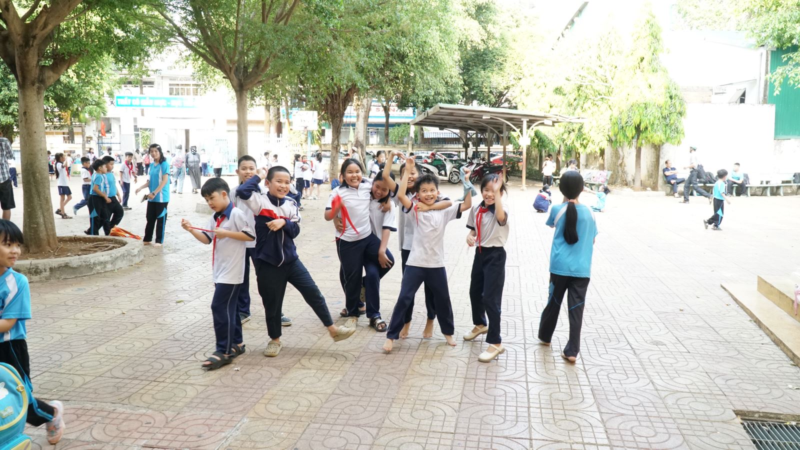 Do trẻ thường xuyên sinh hoạt, vui chơi cùng nhau nên nguy cơ lây lan qua đường hô hấp và tiếp xúc trực tiếp rất cao.