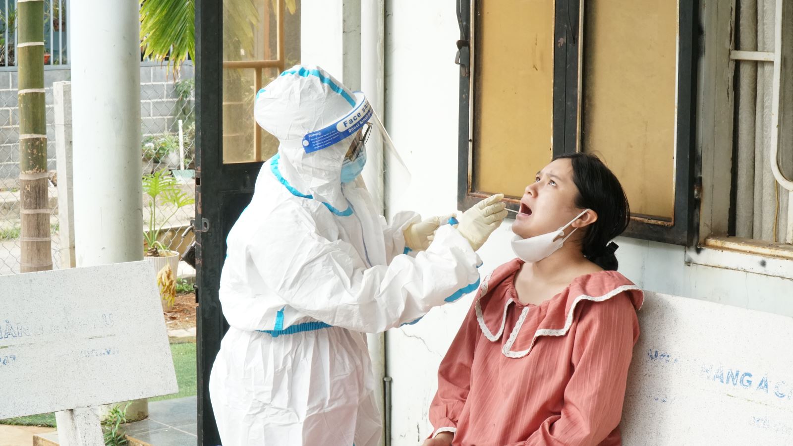 Trung tâm Kiểm soát bệnh tật điều tra, truy vết, lấy mẫu xét nghiệm người tiếp xúc gần bệnh nhi.