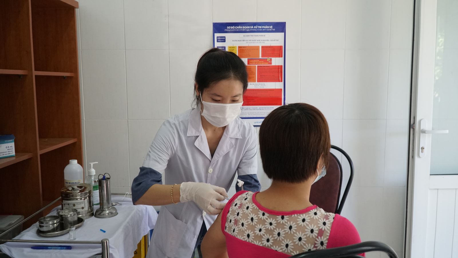 Tiêm chủng đầy đủ và đúng lịch là một trong những biện pháp phòng bệnh hiệu quả.