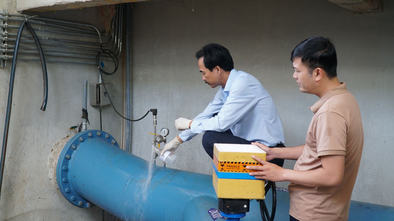 Trung tâm Kiểm soát bệnh tật tỉnh Đắk Lắk cũng thường xuyên phối hợp với các địa phương tổ chức giám sát định kỳ, lấy mẫu kiểm nghiệm chất lượng nước