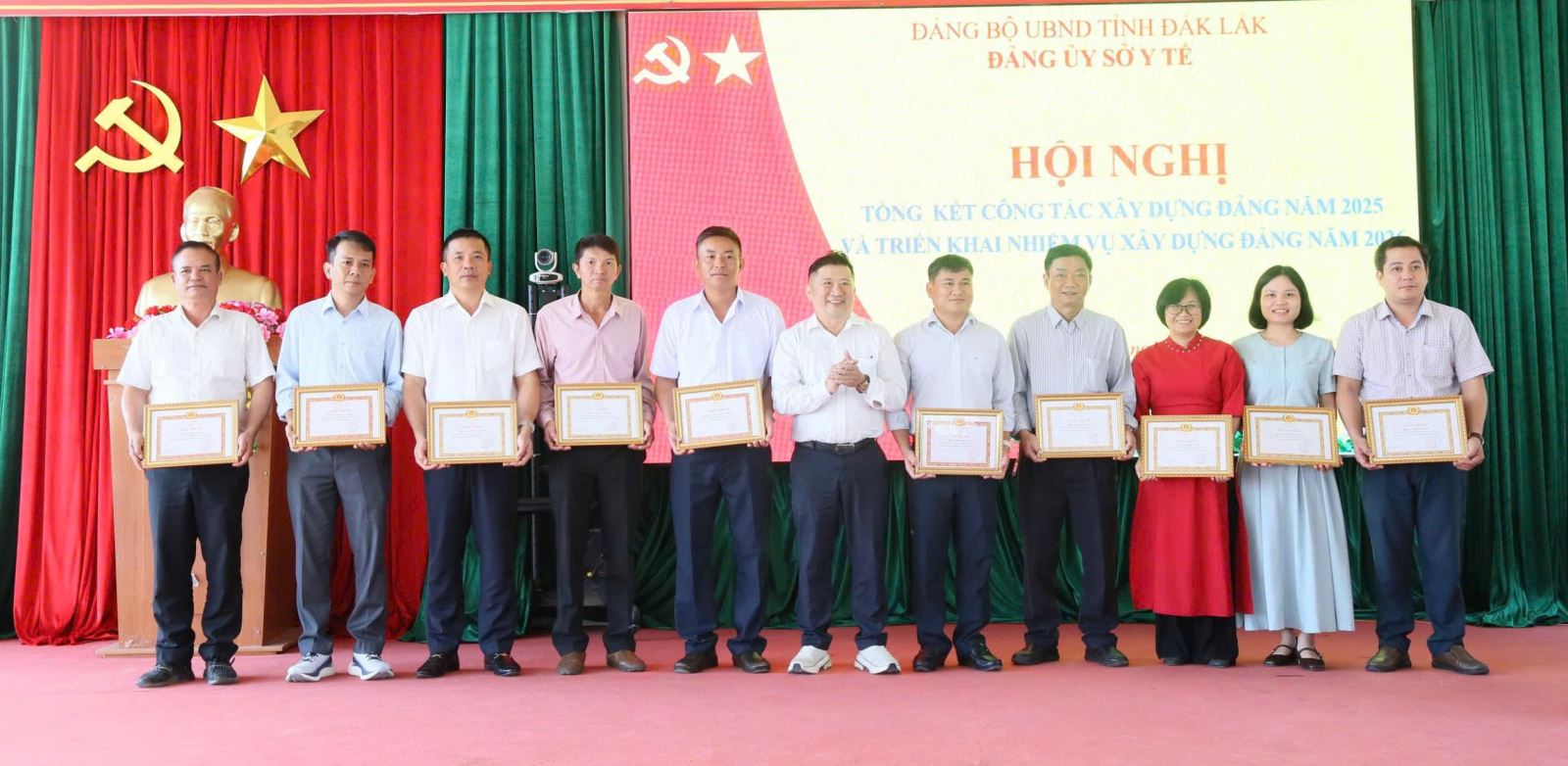 Đảng ủy Sở Y tế trao giấy khen cho đại diện các tập thể và cá nhân đã có thành tích xuất sắc trong công tác xây dựng Đảng năm 2025.