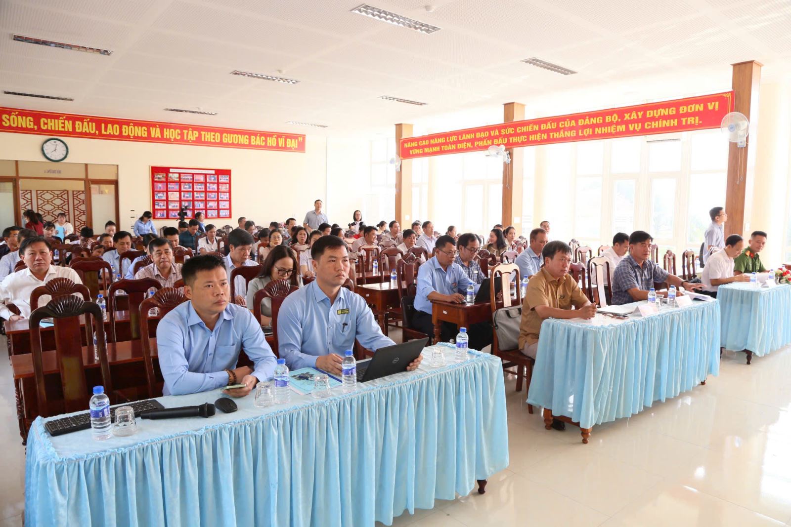 Các đại biểu tham dự Hội nghị.